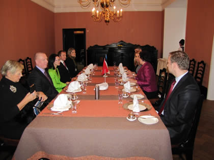 Zj.Berisha Kryetarja e Parlamentit Estonez ne darken e shtruar me rastin e evenimentit